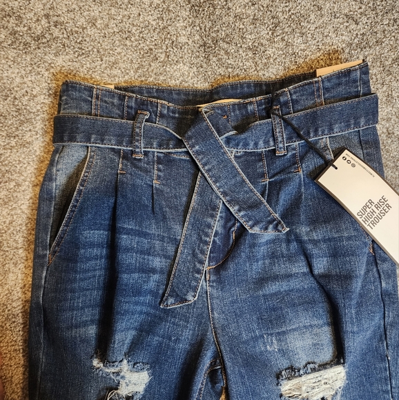 NWT Almost Famous Jeans Super High Rise Crop Trouser Belt Distressed denim sz 9 - Picture 4 of 15